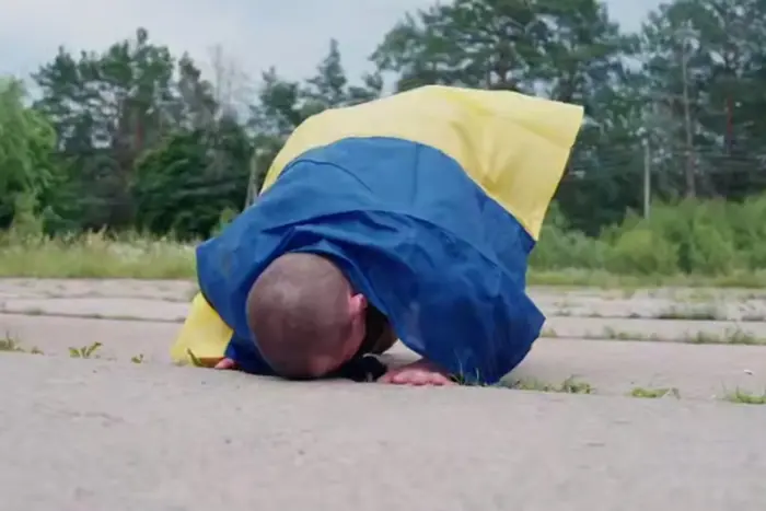 Цілували землю, плакали, обіймалися: перші емоції звільнених з полону бійців