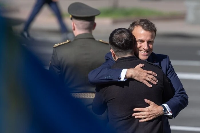 Macron pocałował Zełenskiego na końcu wizyty w Kijowie