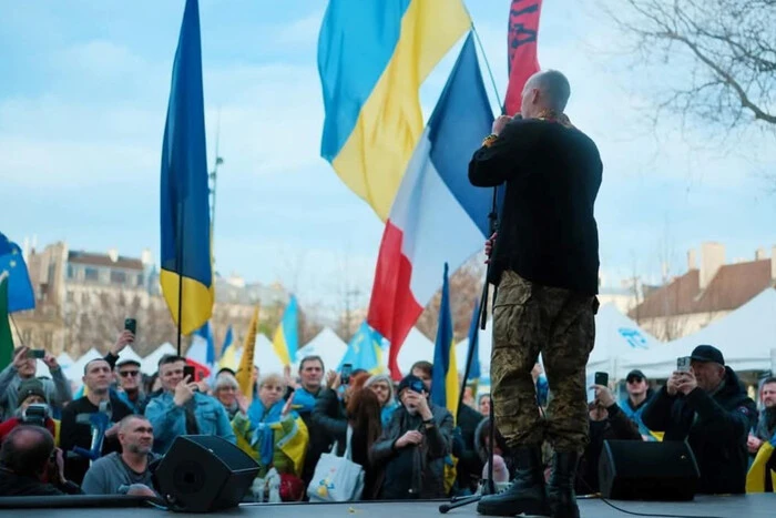Russians in France are holding protests against the TCC and Zelensky