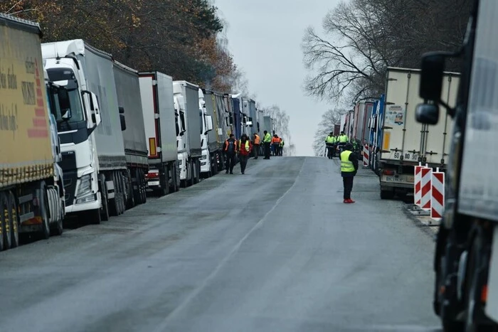 Polnische Transportunternehmen blockieren den Lkw-Verkehr an der Grenze zur Ukraine