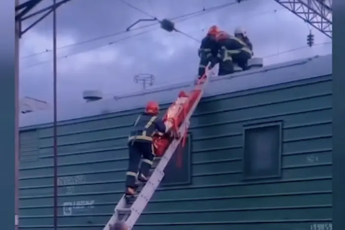 Надзвичайники врятували підлітка на даху