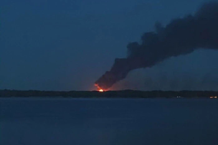 The oil depot in Engels was hit: the fire is still ongoing