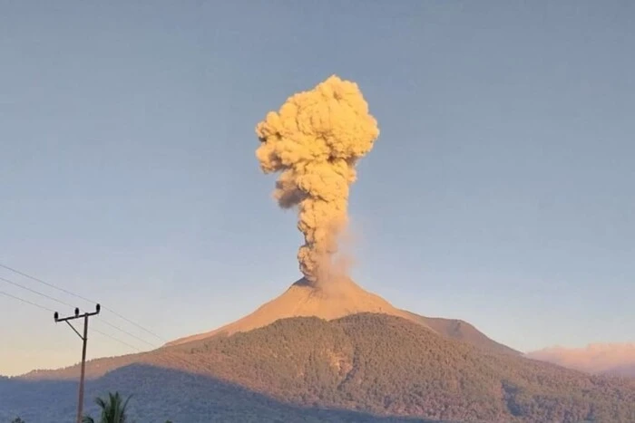 In Indonesia, the Levotobi Laki-laki volcano has 'awakened'