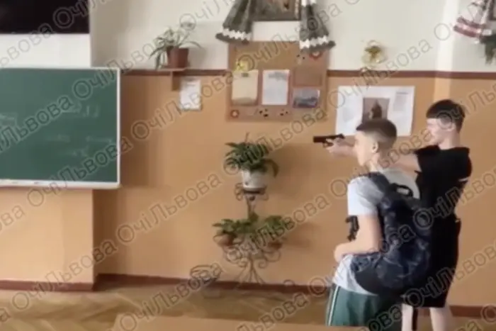 We Lwowie uczeń strzelił w klasie do kolegi 
