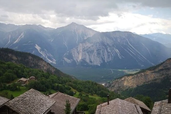 Schweiz gibt Ausländern Geld für den Umzug in ein Dorf mit Blick auf die Alpen, aber es gibt eine Bedingung