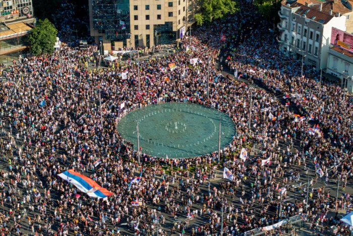 Сербию снова охватили протесты против власти Вучича