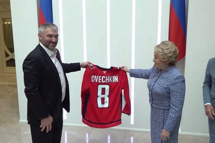 Gracz NHL Owieczkin podarował towarzyszce Putina Matwijenko swoją koszulkę