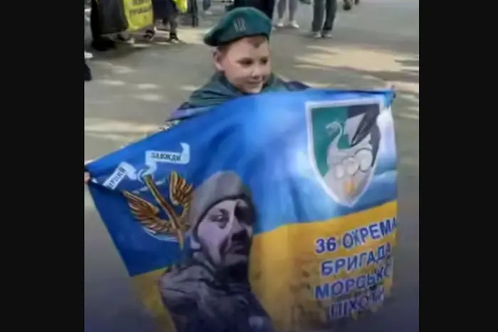 Хлопчик зустрічає українців з російського полону: сподівається знайти тата (відео)