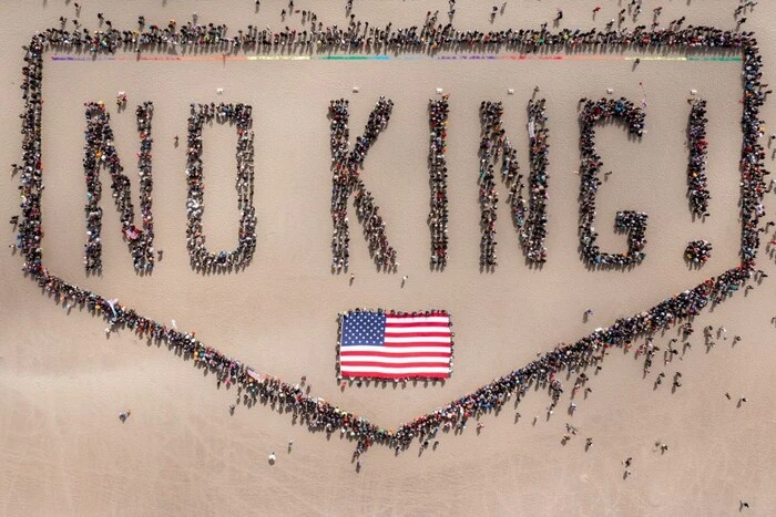 Протестувальники утворили живий напис No King у Сан-Франциско (відео)