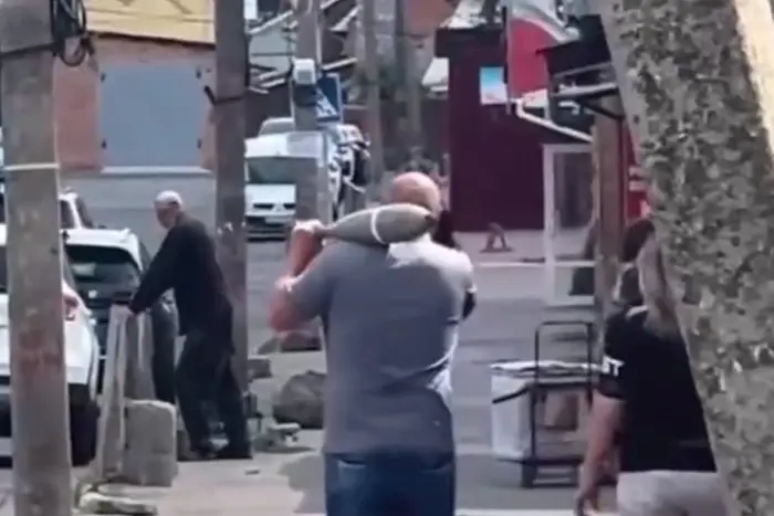 In Winnyza spazierte ein Mann mit einer Artilleriegranate durch die Stadt (Video)