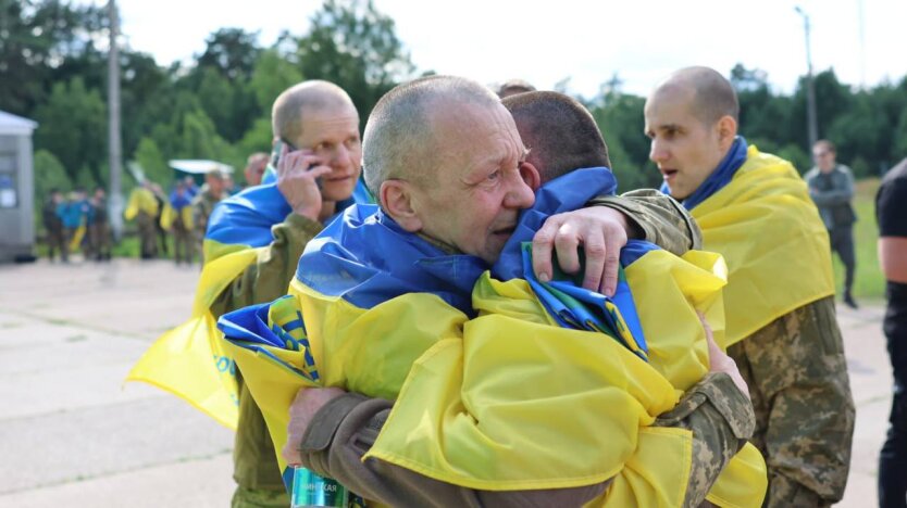 Черговий етап обміну полоненими: додому повернулися українці, які понад три роки перебували в РФ
