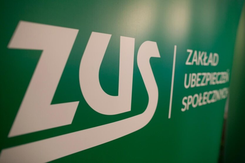 Бесплатная медицина и пенсия: украинцам рассказали о новых условиях ZUS в Польше