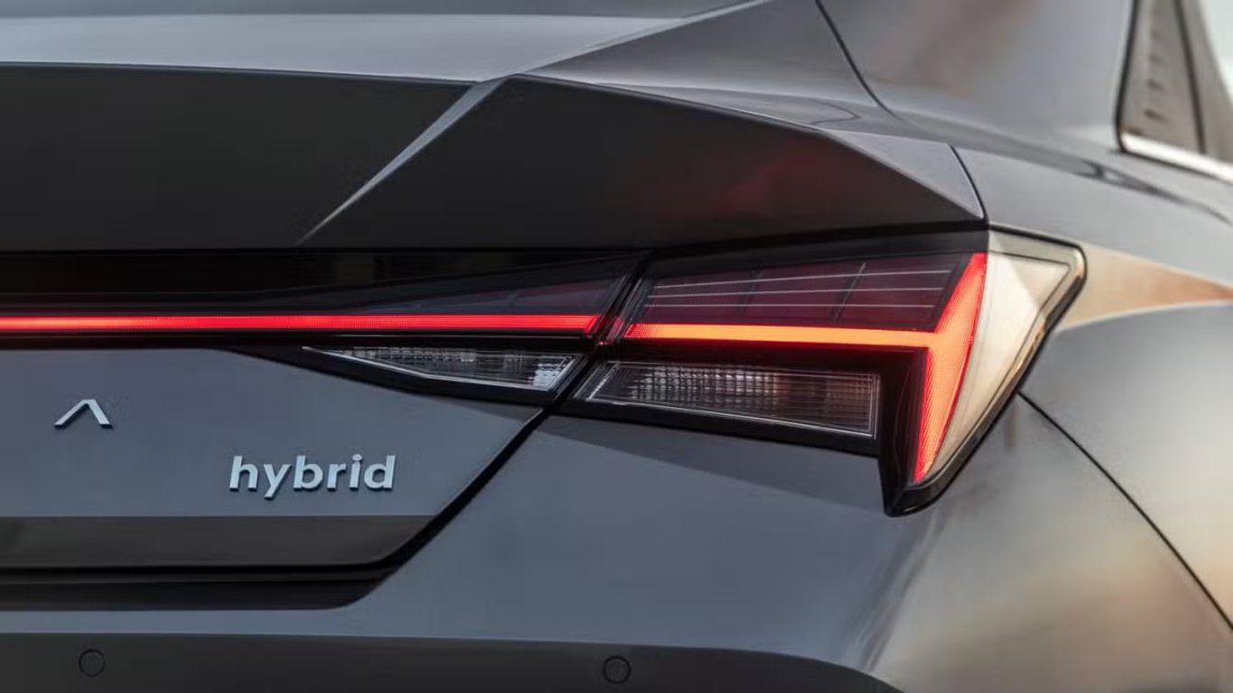 Шість причин не купувати гібридний автомобіль у 2025 році