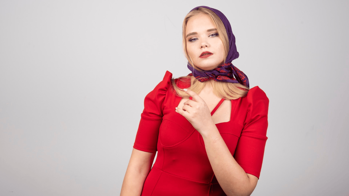 Why You Shouldn't Gift a Scarf to a Woman - What the Sign Promises