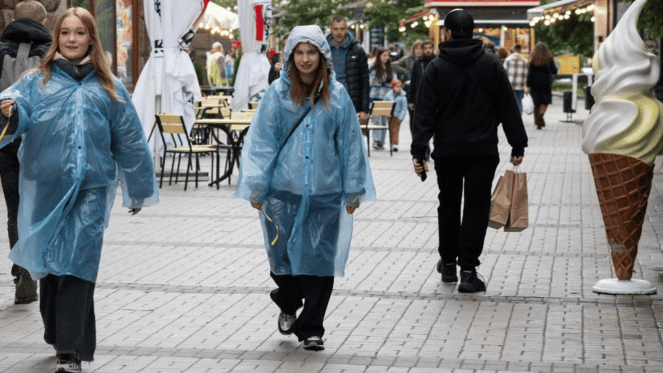 Буде +9°С і дощ — в яких областях завтра вируватиме негода