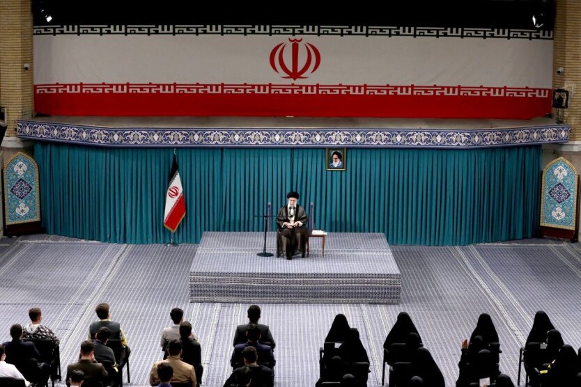Trump bleibt unentschieden zu Angriffen auf den Iran, Khamenei weist 'Kapitulation' zurück