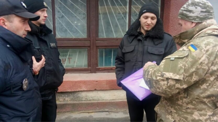 Человек читает закон в очках