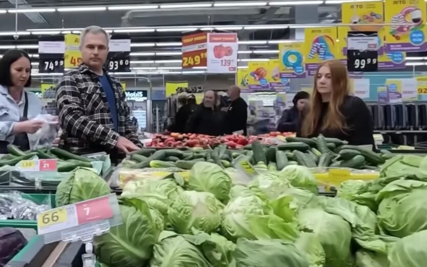 Auchan, Metro and Varus have slashed prices on popular vegetables: how much a kilo of cucumbers, tomatoes and young cabbage costs